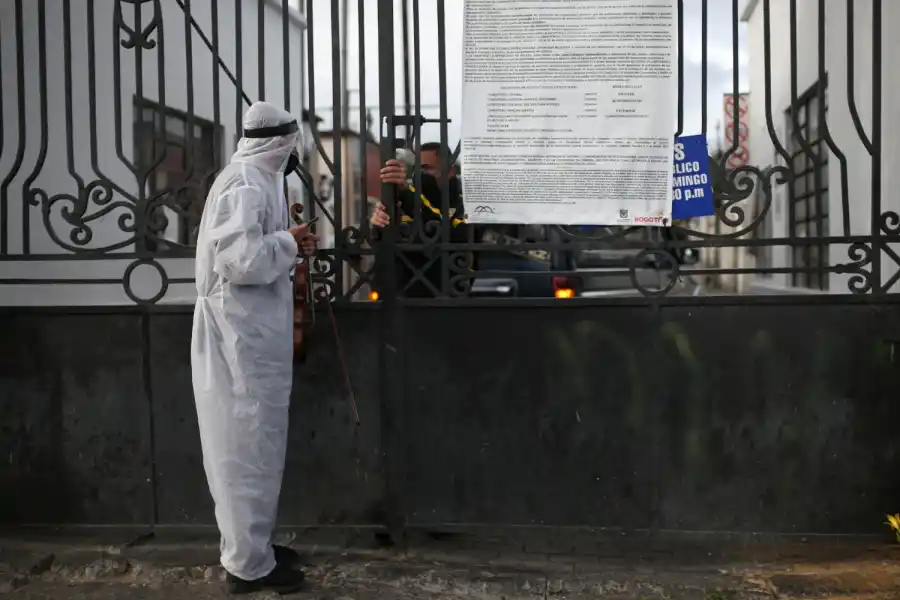 EN LA PUERTA DEL CEMENTERIO. El cura encabeza ceremonias breves.