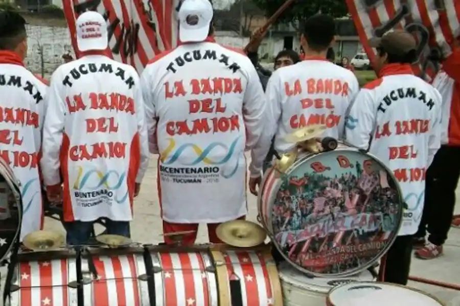 POLÉMICO PATROCINIO. Los miembros de “La Banda del Camión” muestran camperones que tienen el logo oficial que utilizó la provincia para celebrar el Bicentenario de la Declaración de la Independencia.