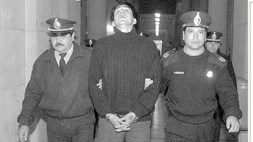 LAMENTOS. Sergio “Flay” Roldán se marcha de tribunales luego de haber sido condenado a ocho años de prisión. 