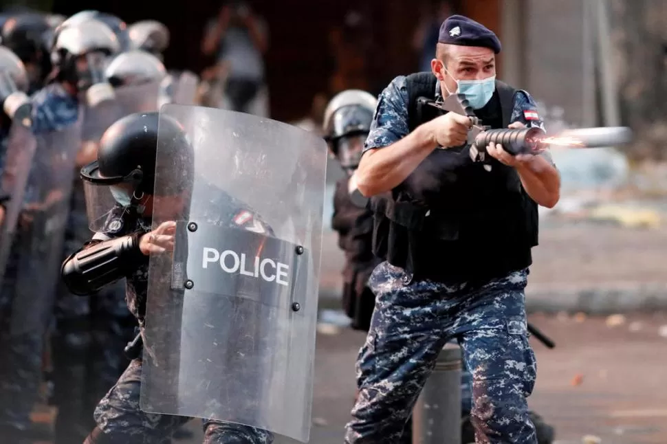 ANTIMOTINES. Policías libaneses disparan gases contra la multitud.  Reuters