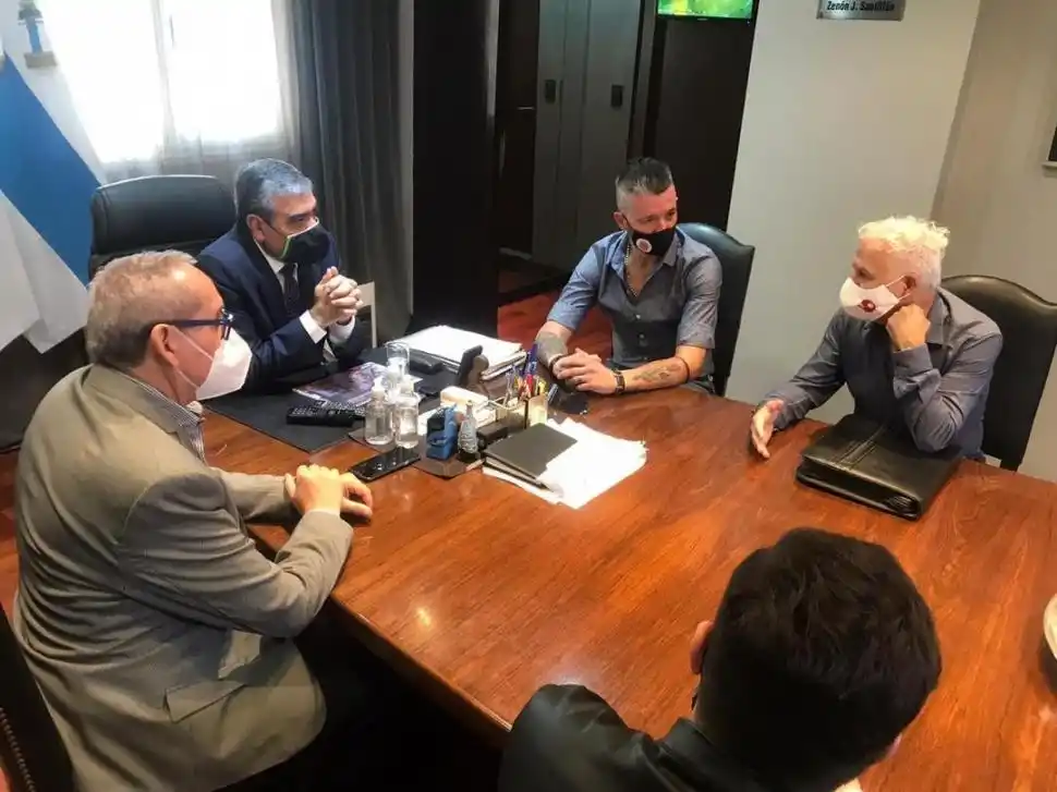 REUNIÓN FRUCTÍFERA. Alfaro recibió a los representantes “santos” y se mostró interesado en el proyecto que le presentaron.  prensa casm