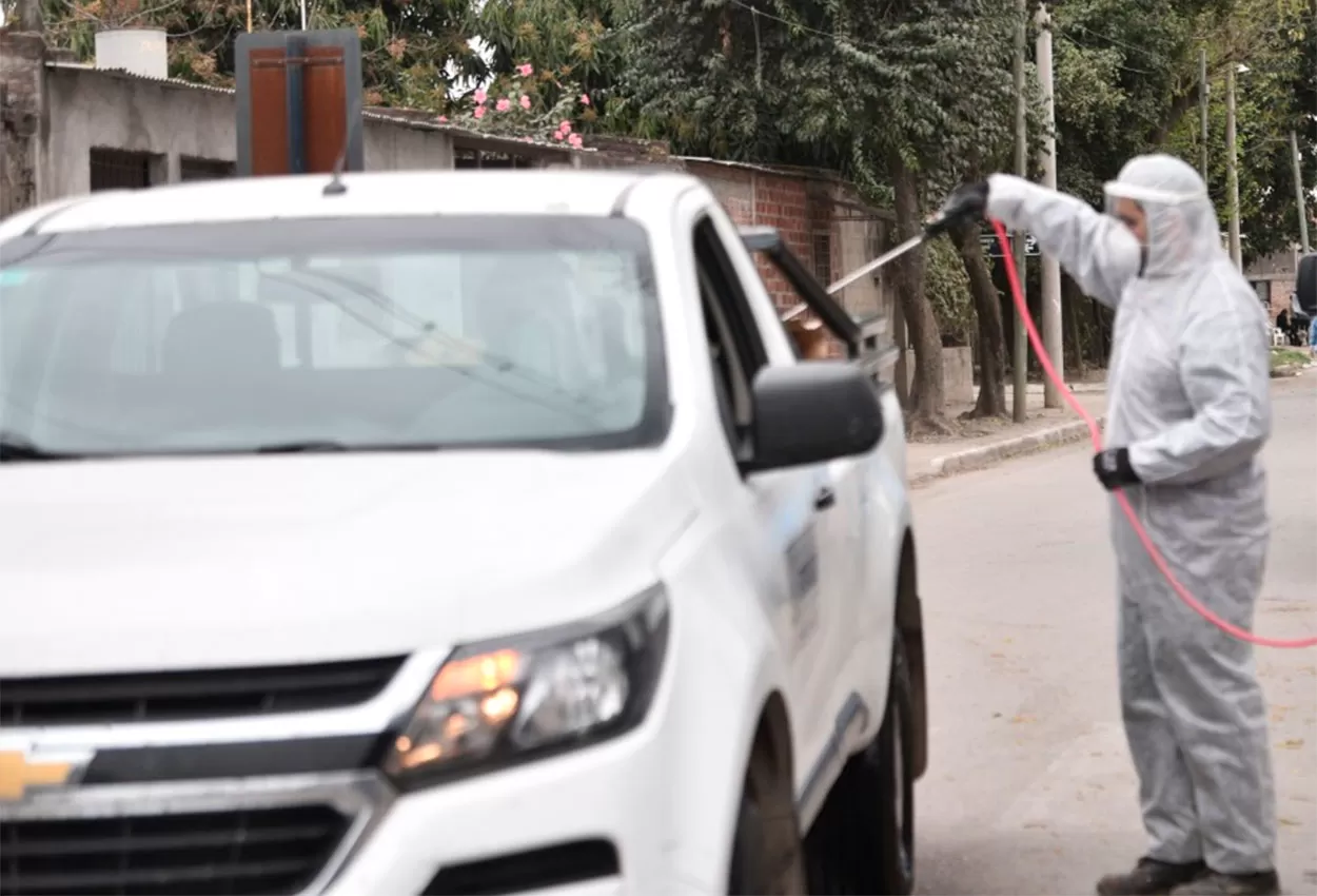 CUIDADOS. En el sur tucumano desinfectan vehículos por el coronavirus.