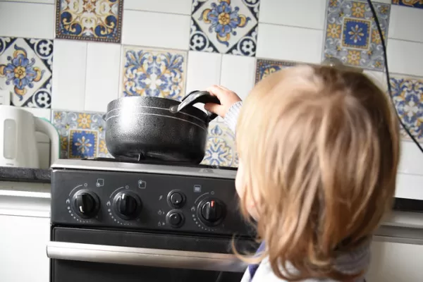 Chicos encerrados en casa: aumentan los riesgos y los accidentes domésticos