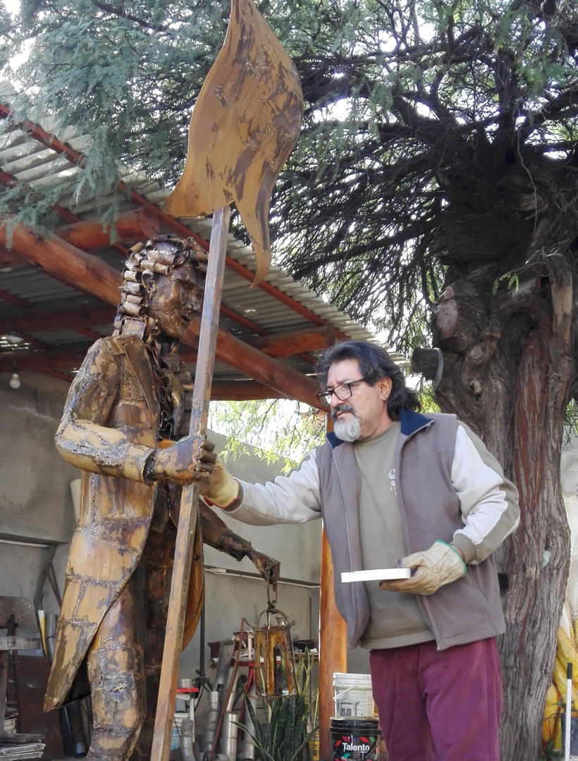 CON EL METAL. Soria trabaja en una escultura de chapa batida que representa a un personaje colonial.