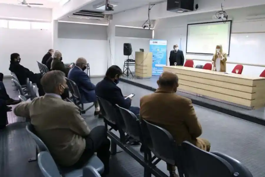EN REUNIÓN. La ministra Chahla encabeza el encuentro con autoridades universitarias. Foto: Ministerio de Salud Pública