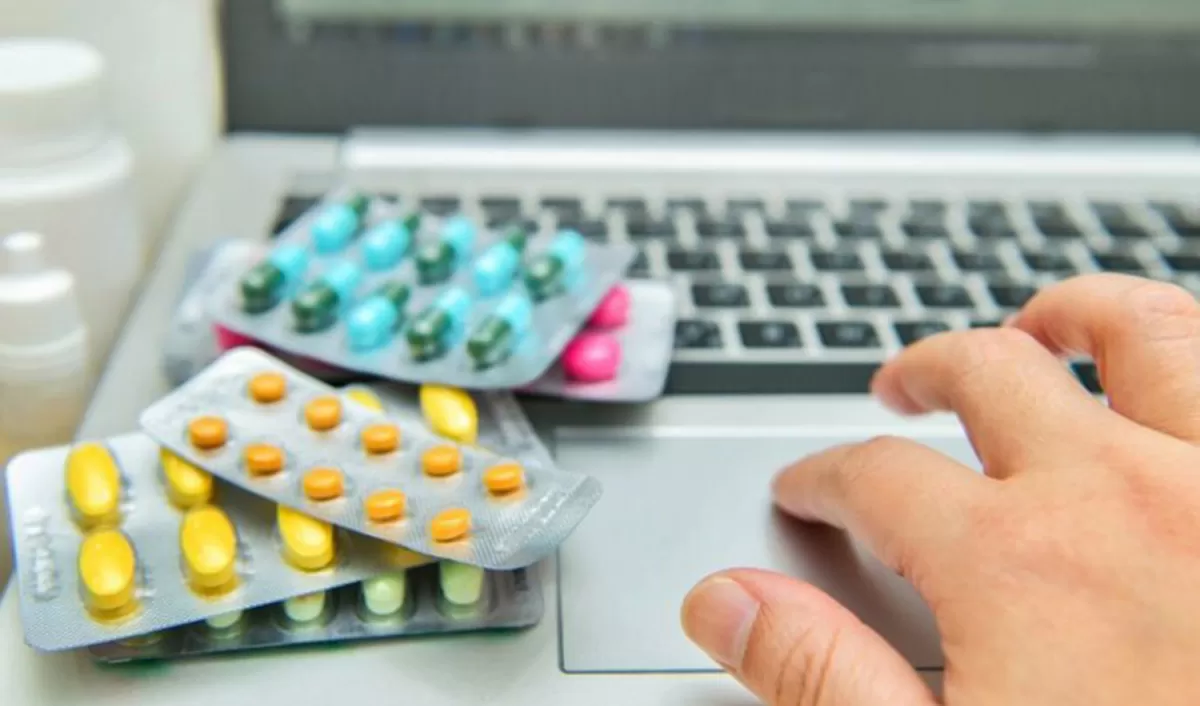 Aumentó la automedicación: denuncian la venta ilegal de remedios por internet