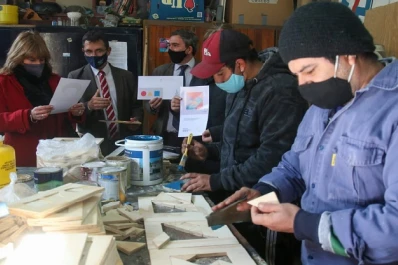 Trabajadores del Teatro San Martín fabrican juguetes para niños de hogares estatales