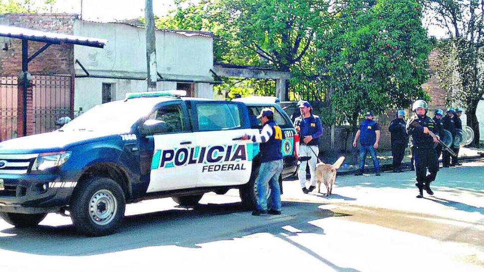 FEDERALES EN AGUILARES. La División Antidrogas copó el barrio Independencia para detener a Marín “Castells” Castillo por venta de droga en agosto de 2016. 