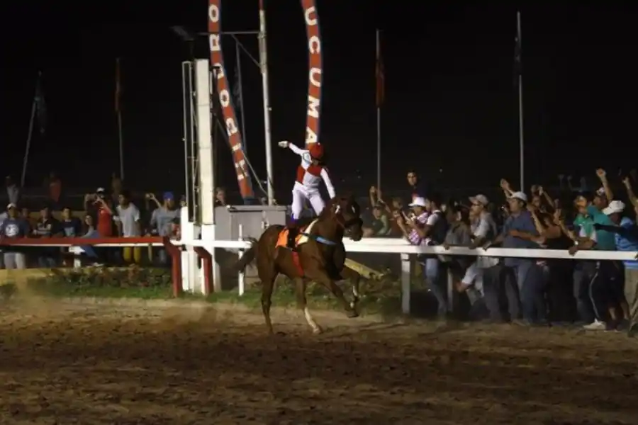 LO FESTEJÓ CON TODO. El jinete Osvaldo Adrián Alderete le brindó una excelente conducción al alazán Teenek, ganador del año pasado del tradicional Gran Premio. la gaceta / foto de DIEGO ARAOZ 