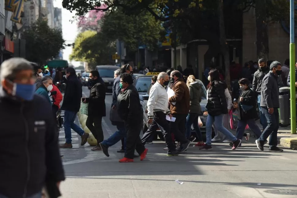 QUEDATE EN CASA. Las autoridades solicitaron a los tucumanos salir a la calle sólo si es estrictamente necesario la gaceta / foto de analia jaramillo 