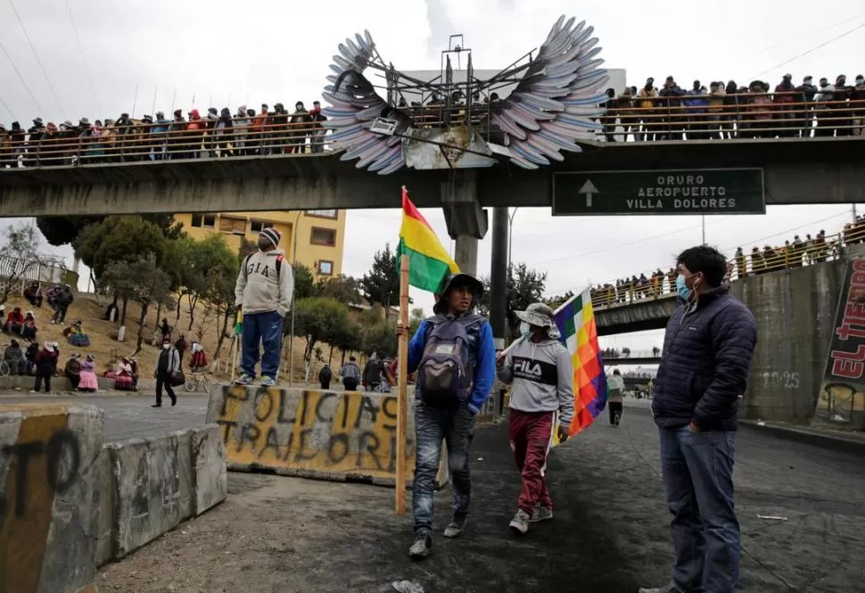 EL ALTO. Los bloqueos se profundizan en la ciudad vecina a La Paz, donde es mayor la oposición al Gobierno.  Reuters