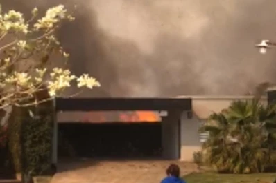 Video: temor en un country de Yerba Buena por el avance de las llamas de un cañaveral