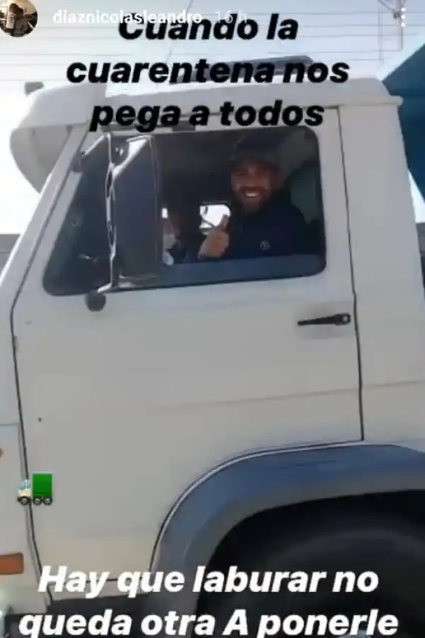 Como un albañil bien guapo, Leandro Díaz no le esquiva al trabajo de la construcción