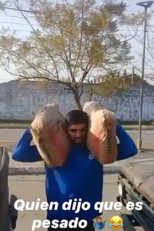Como un albañil bien guapo, Leandro Díaz no le esquiva al trabajo de la construcción