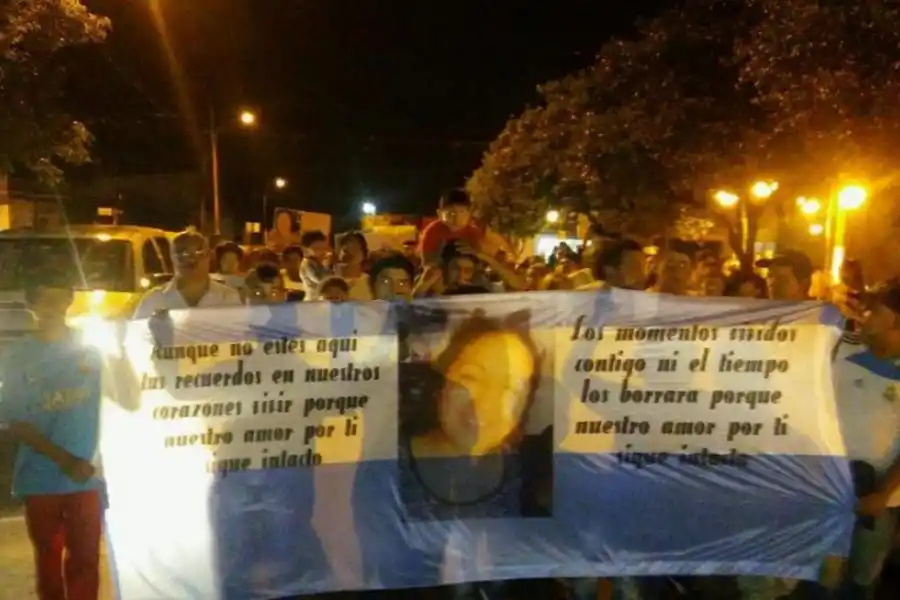 BRONCA Y FRUSTRACIÓN. Los familiares y vecinos de la joven Gallo realizaron varias marchas en Villa Mariano Moreno. 