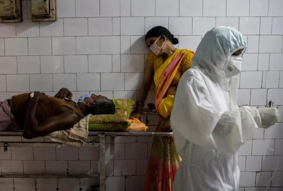 COMPAÑÍA. Una mujer espera junto a su esposo los resultados de las pruebas, en el Hospital Jawahar Lal Nehru en el estado de Bihar, al este de la India, uno de los países más afectados por la pandemia.  