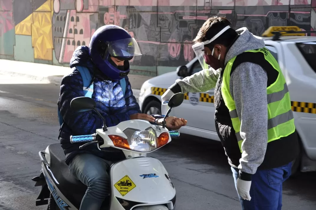EN TAFÍ VIEJO. Un agente municipal le toma la temperatura a un motociclista. Foto: Prensa Municipal