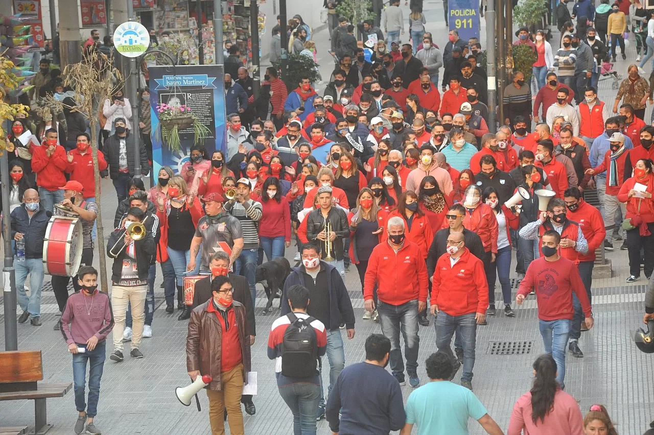 POR EL CENTRO. Protesta de SEOC. Foto de Antonio Ferroni / LA GACETA (ARCHIVO)