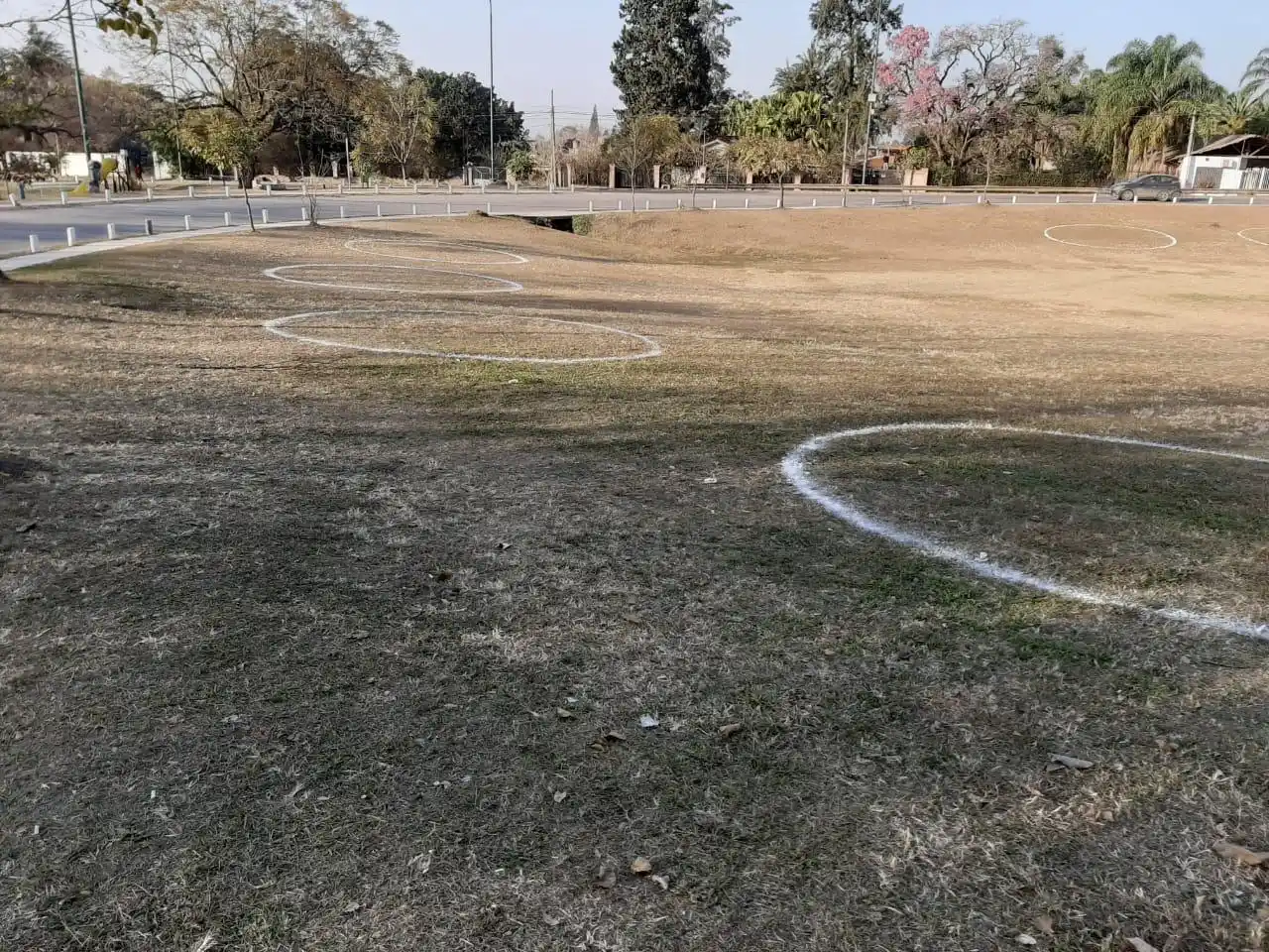 Con burbujas en el suelo buscan evitar el contagio en los espacios verdes de Yerba Buena
