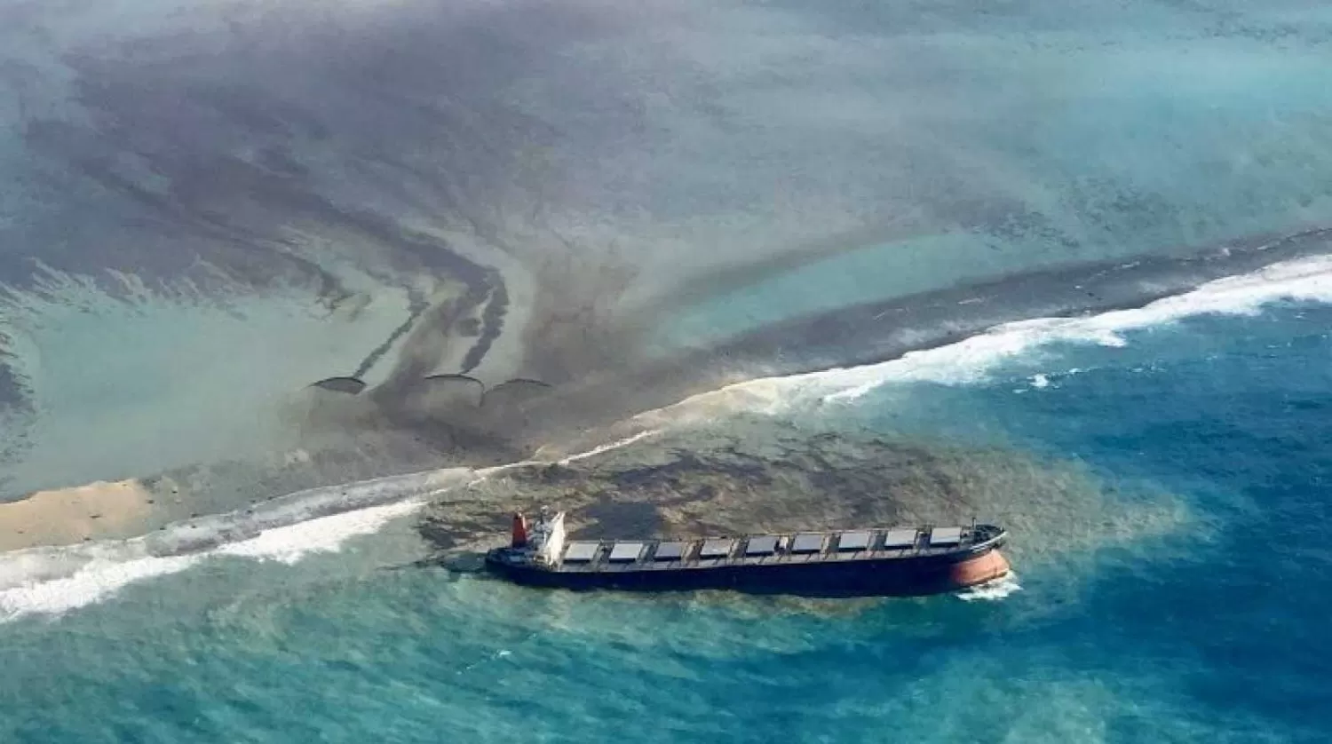 EMERGENCIA. El buque petrolero se partió y contamina las aguas oceánicas frente a la isla Mauricio. Foto: La República