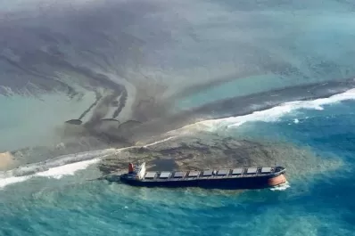 Un buque derramó unas 1.000 toneladas de petróleo tras partirse frente a la isla Mauricio