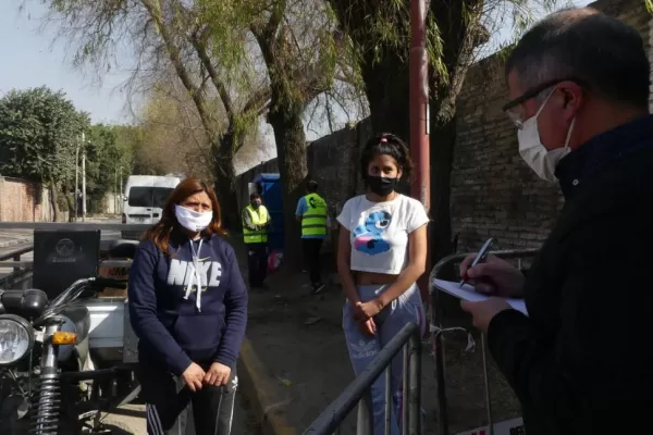 Un barrio separado con vallas y unido con solidaridad
