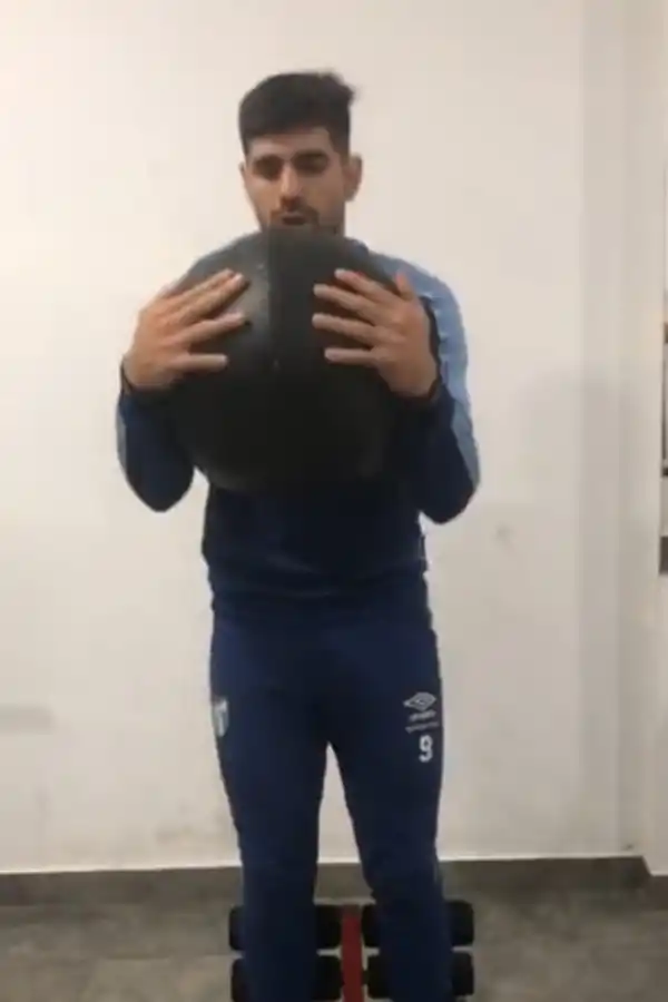 Como Rocky Balboa, el delantero Leandro Díaz entrena de noche y en solitario en su casa