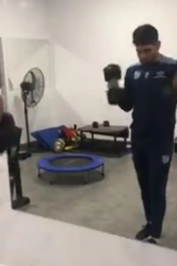 Como Rocky Balboa, el delantero Leandro Díaz entrena de noche y en solitario en su casa