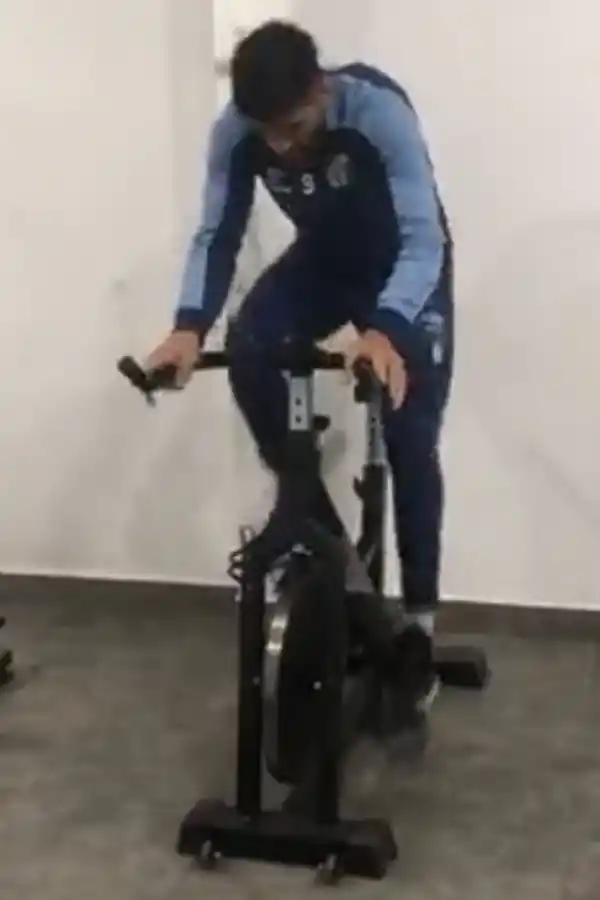 Como Rocky Balboa, el delantero Leandro Díaz entrena de noche y en solitario en su casa