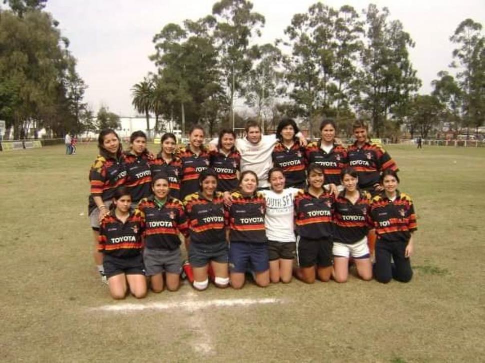 IDENTIDAD DE CLUB. Cardenales en 2009, año en que inició el renacimiento del rugby femenino en Tucumán.