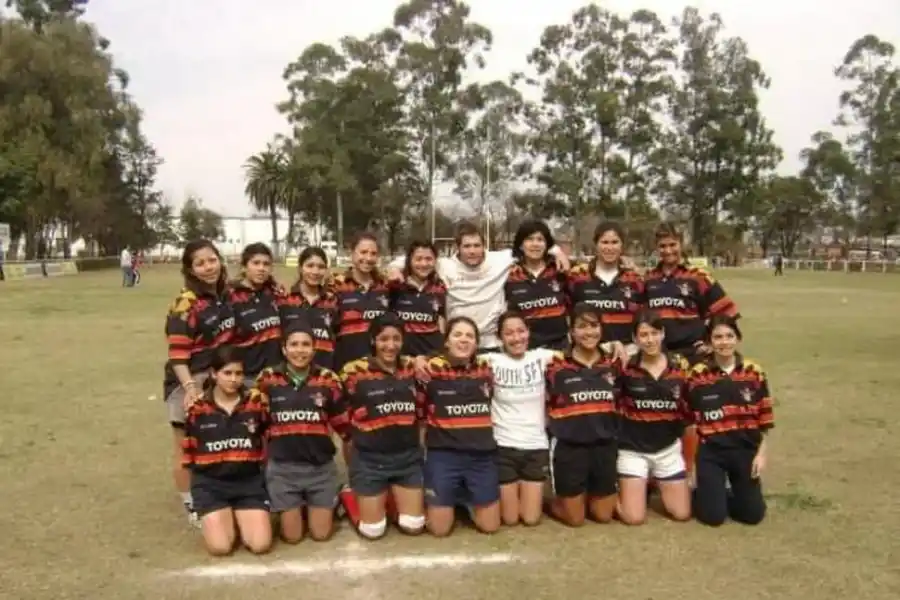 IDENTIDAD DE CLUB. Cardenales en 2009, año en que inició el renacimiento del rugby femenino en Tucumán.