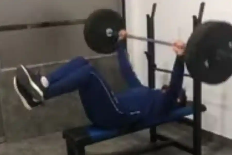 Como Rocky Balboa, el delantero Leandro Díaz entrena de noche y en solitario en su casa