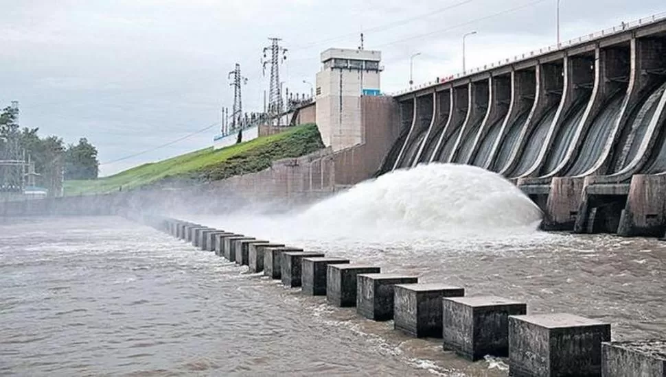 MONITOREO. Medio Ambiente informó que la calidad del agua del embalse Río Hondo está controlada. 