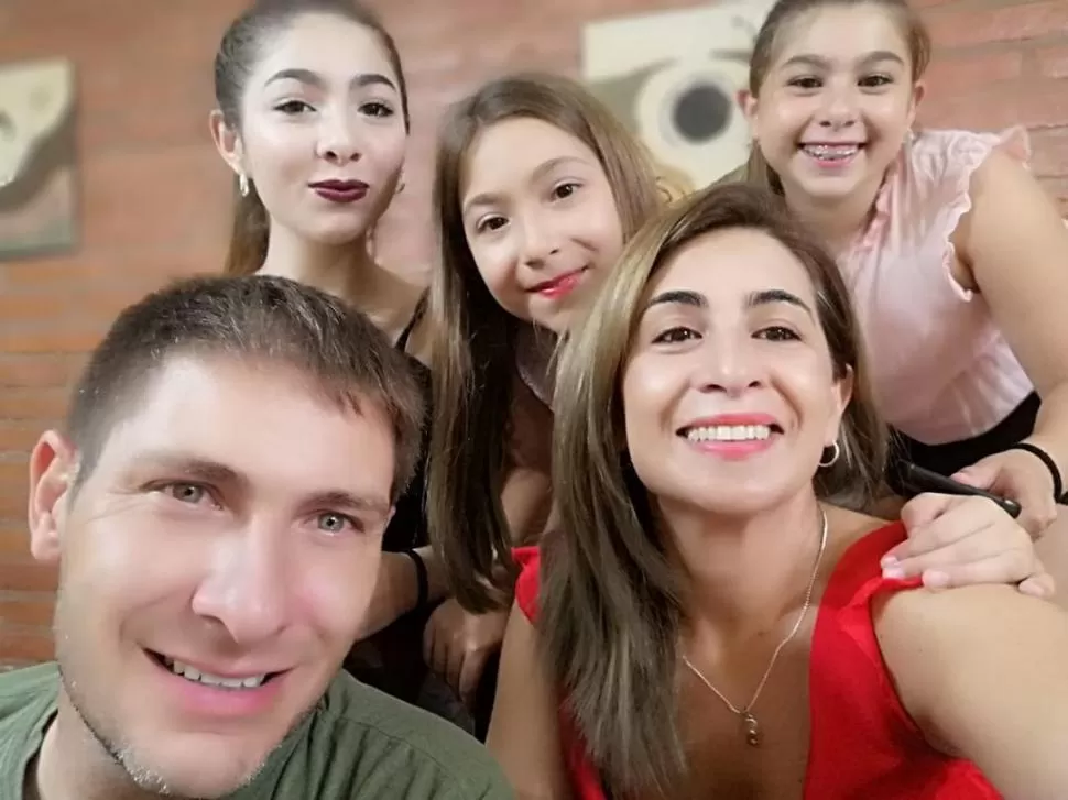 EN FAMILIA. Francisco, a la par de su esposa Verónica y una selfie que completan sus hijas Valentina, Antonella y Catalina. 