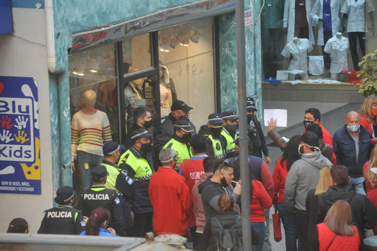 TENSIÓN. Policías se colocan en fila para evitar el avance de los gremialistas. Foto: Antonio Ferroni / LA GACETA