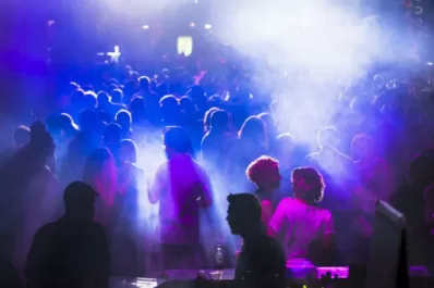 Pandemia: Italia cierra las discotecas