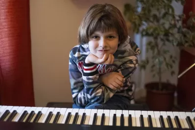 Con ocho años, es un virtuoso del piano