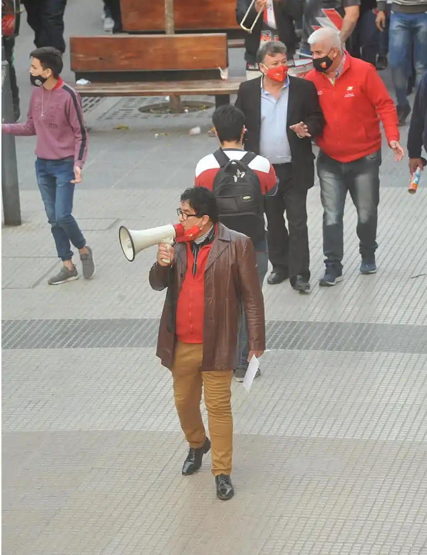 CON MEGÁFONO. Un dirigente llama a sumarse a la protesta mercantil. 