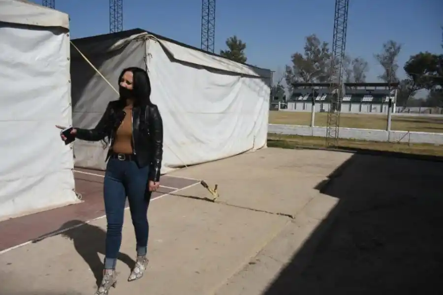 CARPAS CON 25 CAMAS. Cejas inspecciona el complejo municipal. 