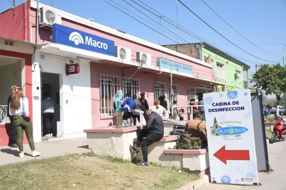DÍA DE PAGO. La sede municipal instaló una cabina de desinfección. la gaceta / fotos de alvaro aurane