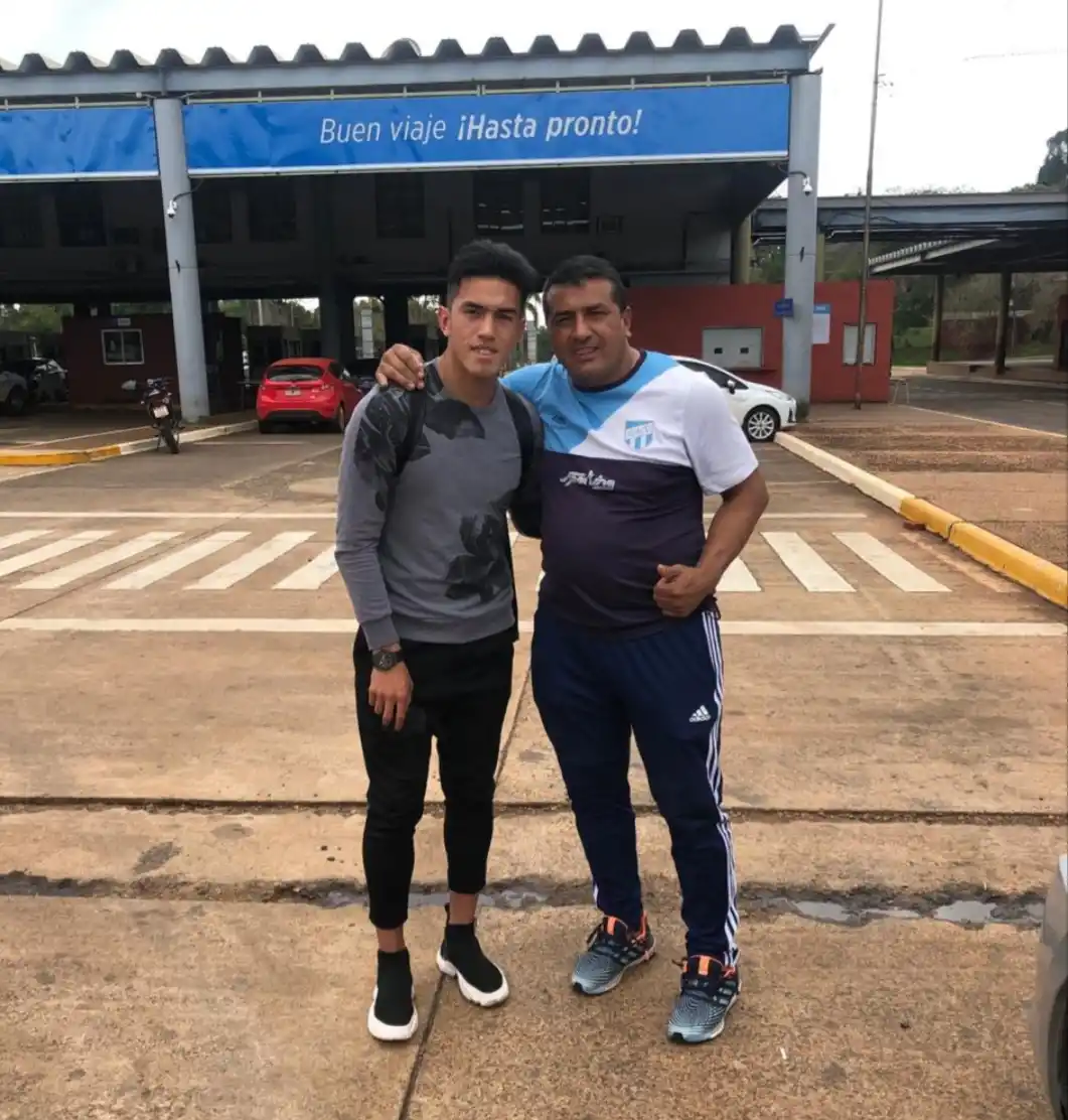 Tomás Cuello y su padre Sergio Cuello, en el paso frenterizo de Misiones.