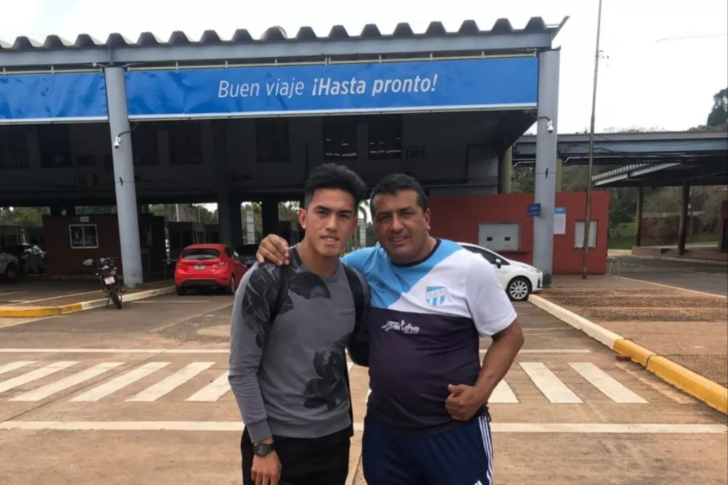 Tomás Cuello y su padre Sergio Cuello, en el paso frenterizo de Misiones.