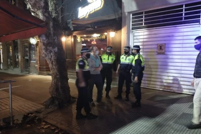 El COE oficializó hoy la prórroga de las restricciones para bares y restaurantes