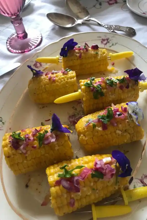 ENTRADAS. Con salsas y agregados de hierbas frescas y flores las verduras adquieren mayor protagonismo. Créditos: @muy_fer_.