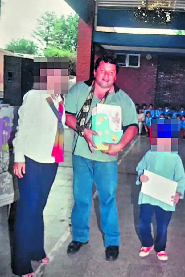 TENÍA 56 AÑOS. Claudio Tristán Medina, durante un acto escolar de uno de sus hijos; el hombre tenía problemas de salud. 