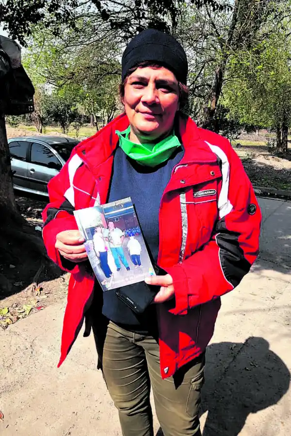 RECUERDOS. Mercedes Medina muestra la foto de su hermano.