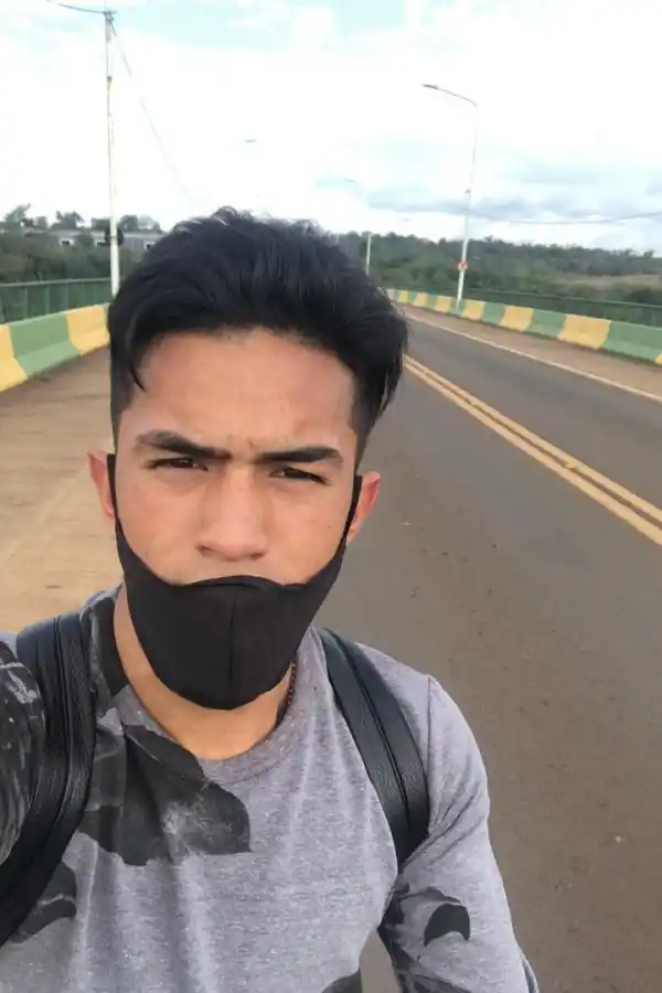 El jugador tucumano al cruzar el Puente Internacional 