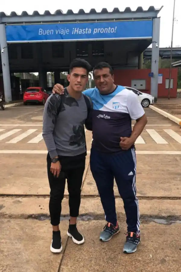 Tomás Cuello y su padre Sergio Cuello, en el paso frenterizo de Misiones.