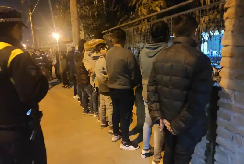 Yerba Buena: personas aprehendidas y bares clausurados por violar el aislamiento