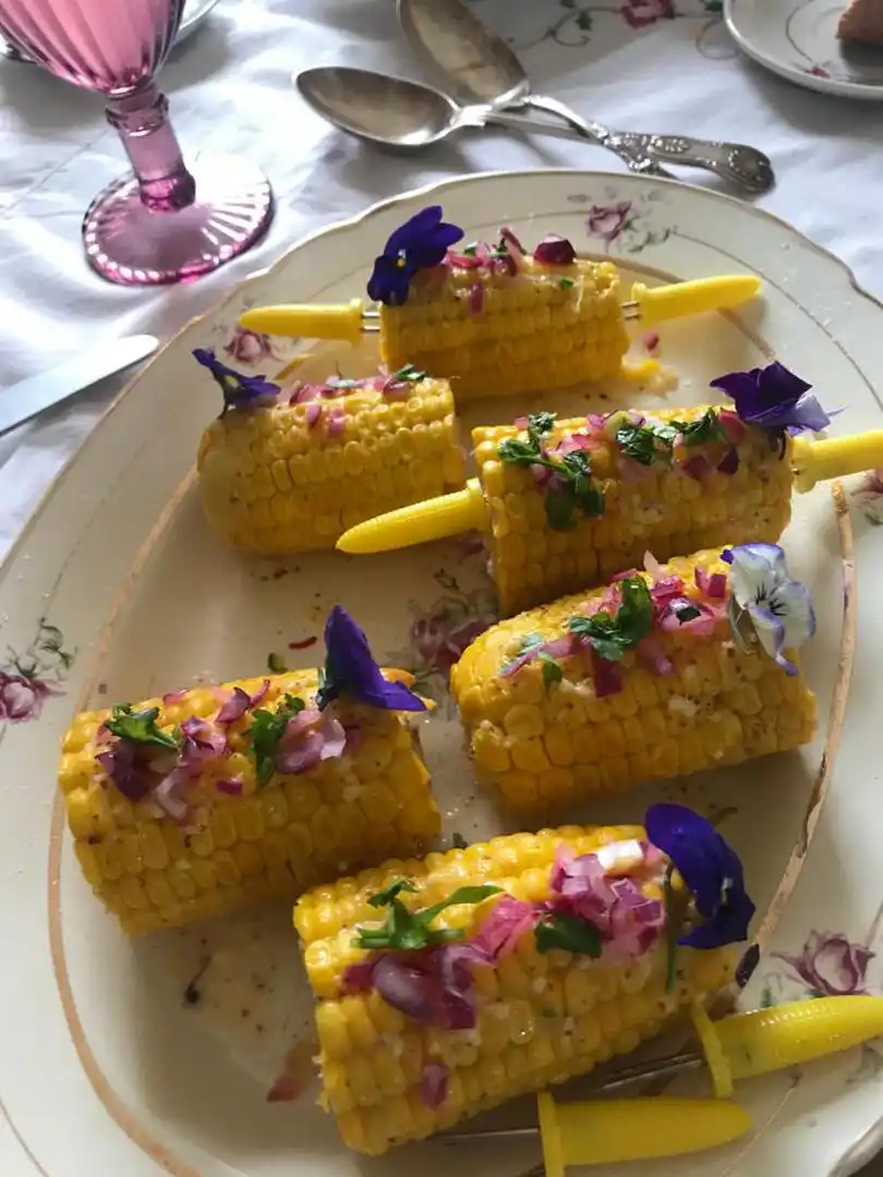 ENTRADAS. Con salsas y agregados de hierbas frescas y flores las verduras adquieren mayor protagonismo. Créditos: @muy_fer_.